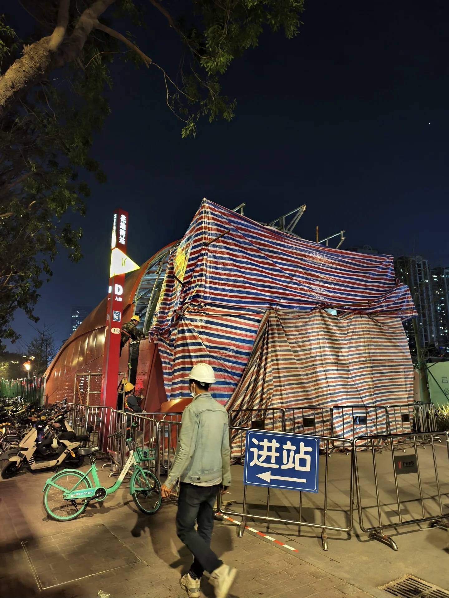 地铁出入口装修设计外形引发争议<strong></p>
<p>证券考试</strong>，广州地铁：已进行拆除