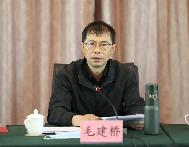 调岗8个月后<strong></p>
<p>证券考试</strong>，毛建桥主动投案