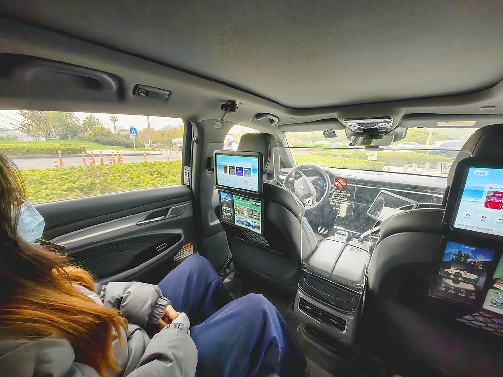 新车被无人快递车撞伤<strong></p>
<p>证券考试</strong>，不知变通的AI让司机开车更老实