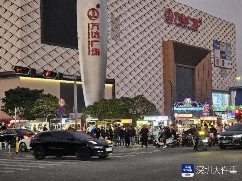 深圳一商圈50米40多个摊位<strong></p>
<p>第一证券</strong>，还摆上机动车道！街道办：清理整治劝导