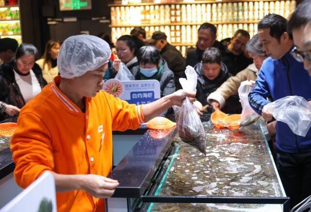 经胖东来“爆改”后<strong></p>
<p>第一证券</strong>，长沙金星路步步高超市升级亮相