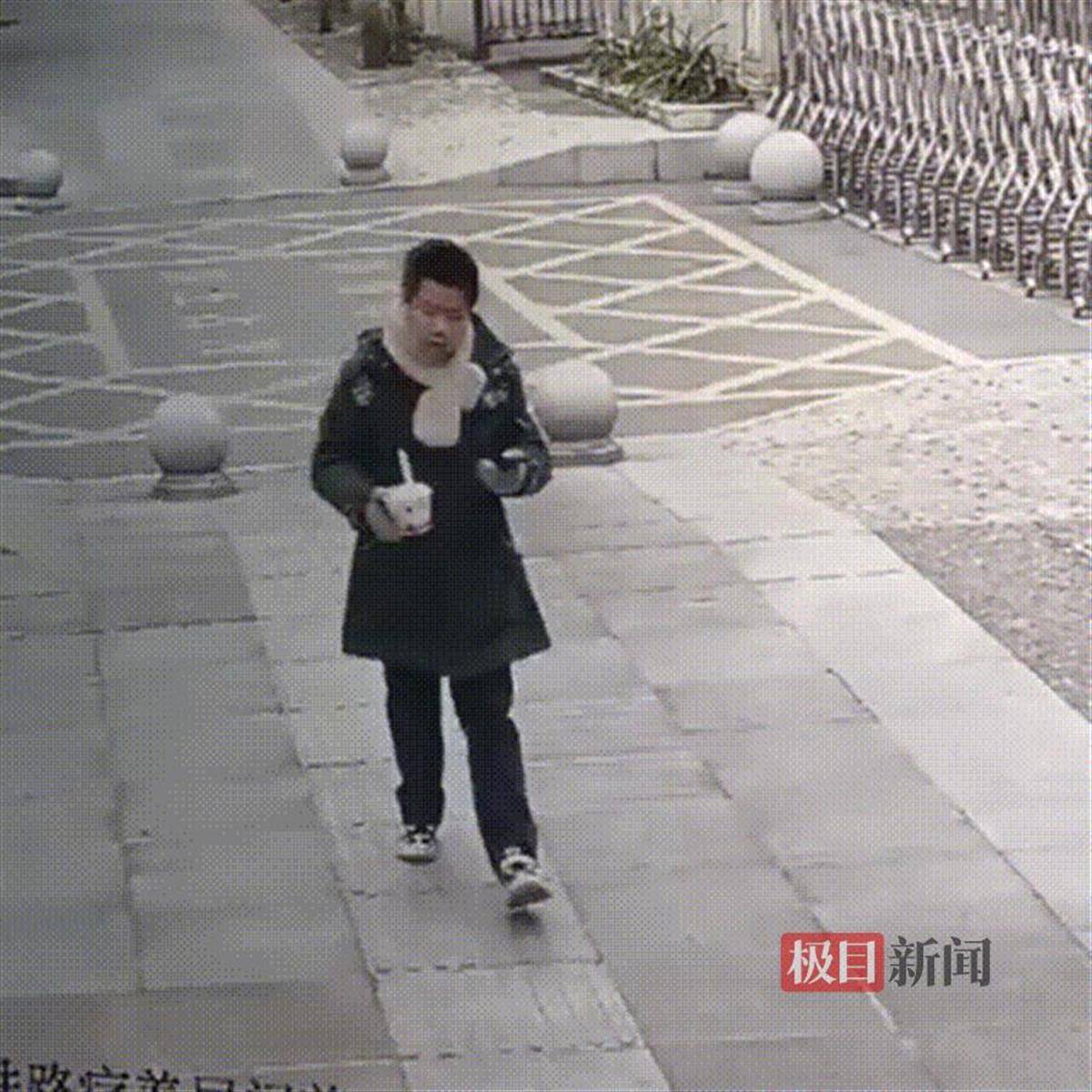湖北咸宁一学生放学路上捡到手机交给警方<strong></p>
<p>第一证券</strong>，民警和失主进校给他送“大礼包”