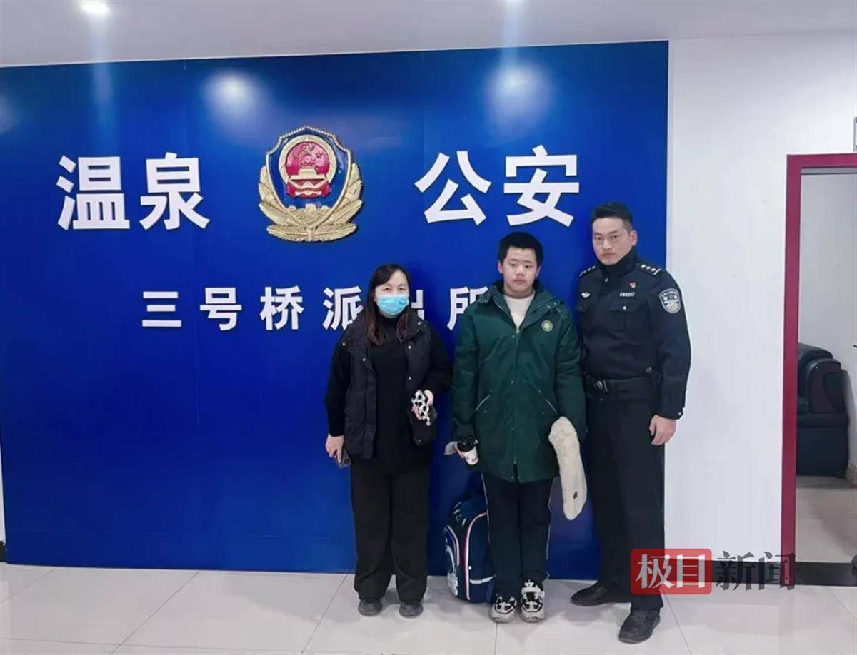 湖北咸宁一学生放学路上捡到手机交给警方<strong></p>
<p>第一证券</strong>，民警和失主进校给他送“大礼包”