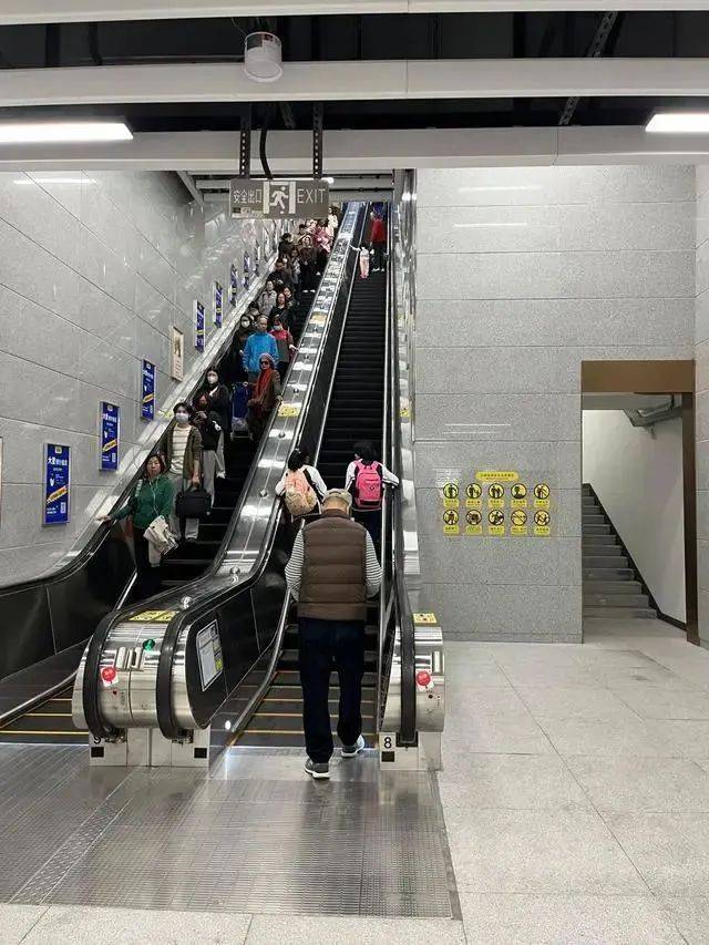 广州出现“超迷你”地铁口<strong></p>
<p>第一证券</strong>，仅容两人并排走