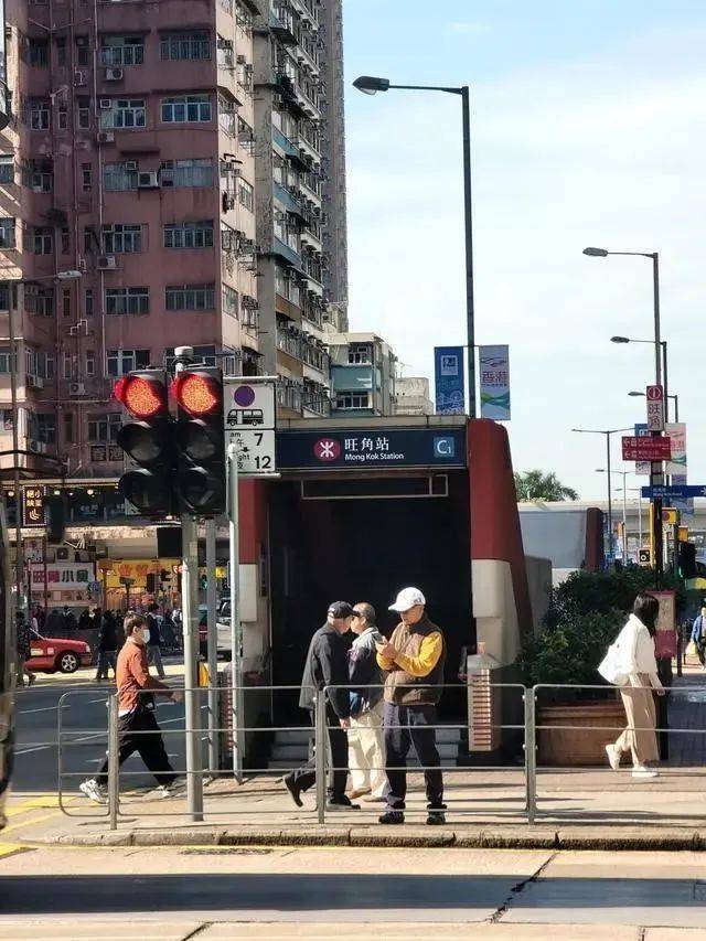 广州出现“超迷你”地铁口<strong></p>
<p>第一证券</strong>，仅容两人并排走