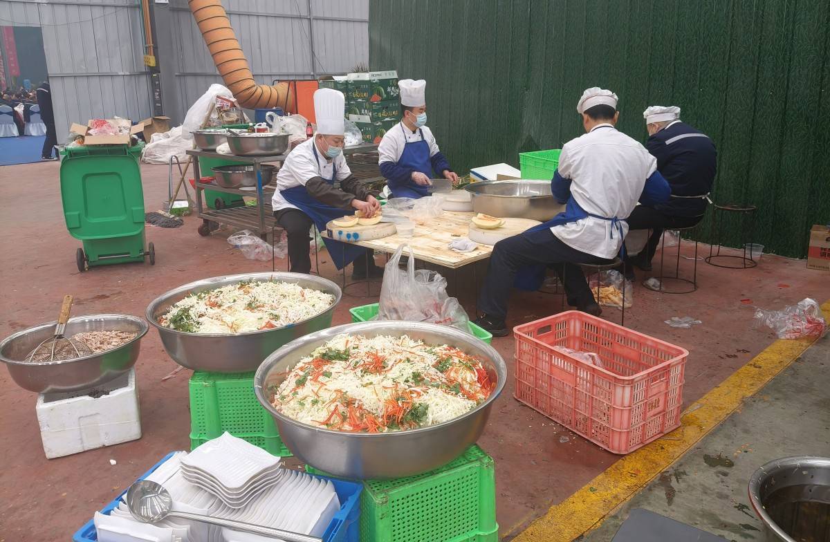 车间秒变食堂<strong></p>
<p>海通证券招聘</strong>，河南矿山后厨加紧为近7000名员工备餐