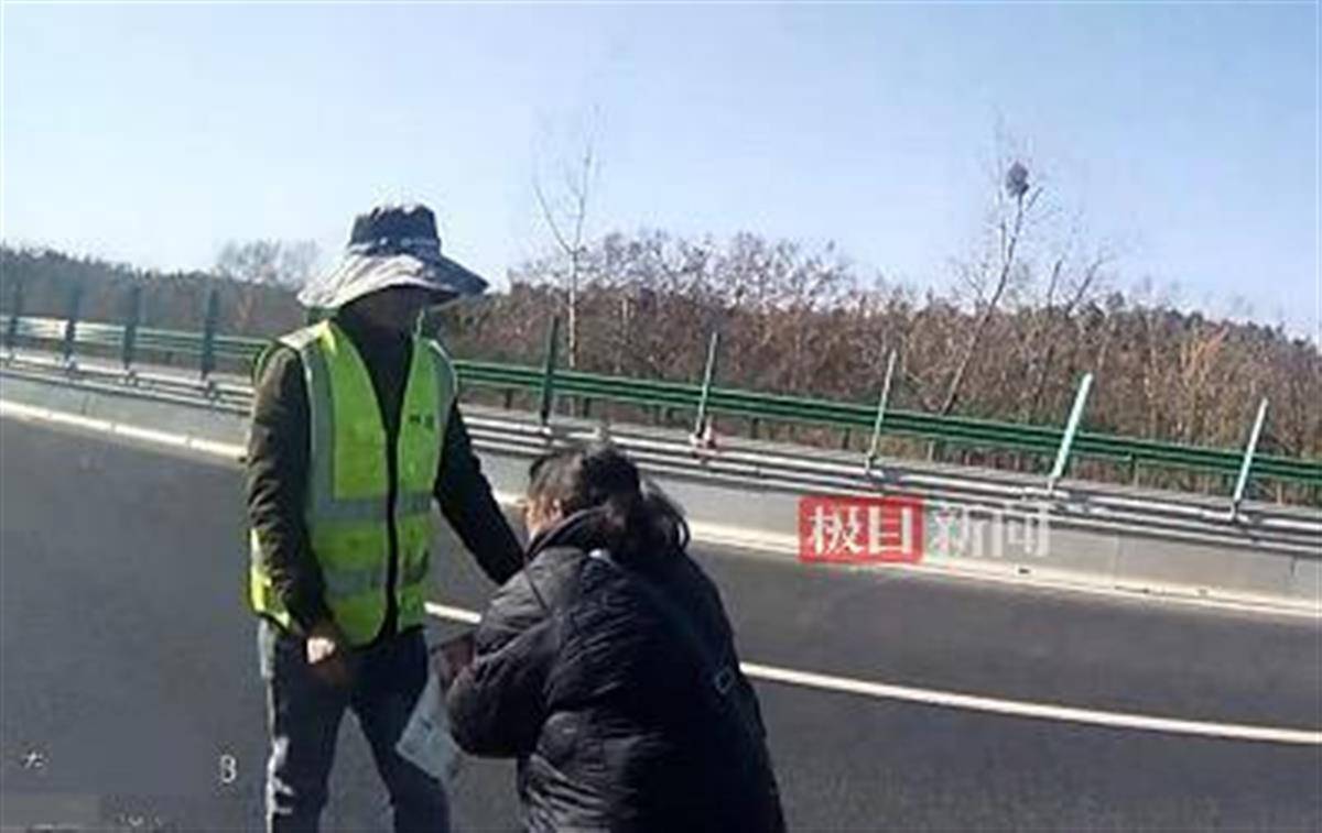 “完了完了！我的金戒指！我的血汗钱！”返乡夫妻高速不慎遗失包裹<strong></p>
<p>国信证券金太阳</strong>，民警暖心寻回
