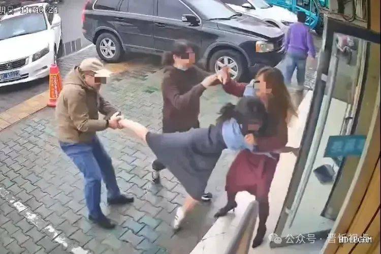 网友实名举报“女公职人员借走6万还赌债”<strong></p>
<p>上海证券交易所网站</strong>，索要时遭其持剪刀自残威胁 官方：已介入调查