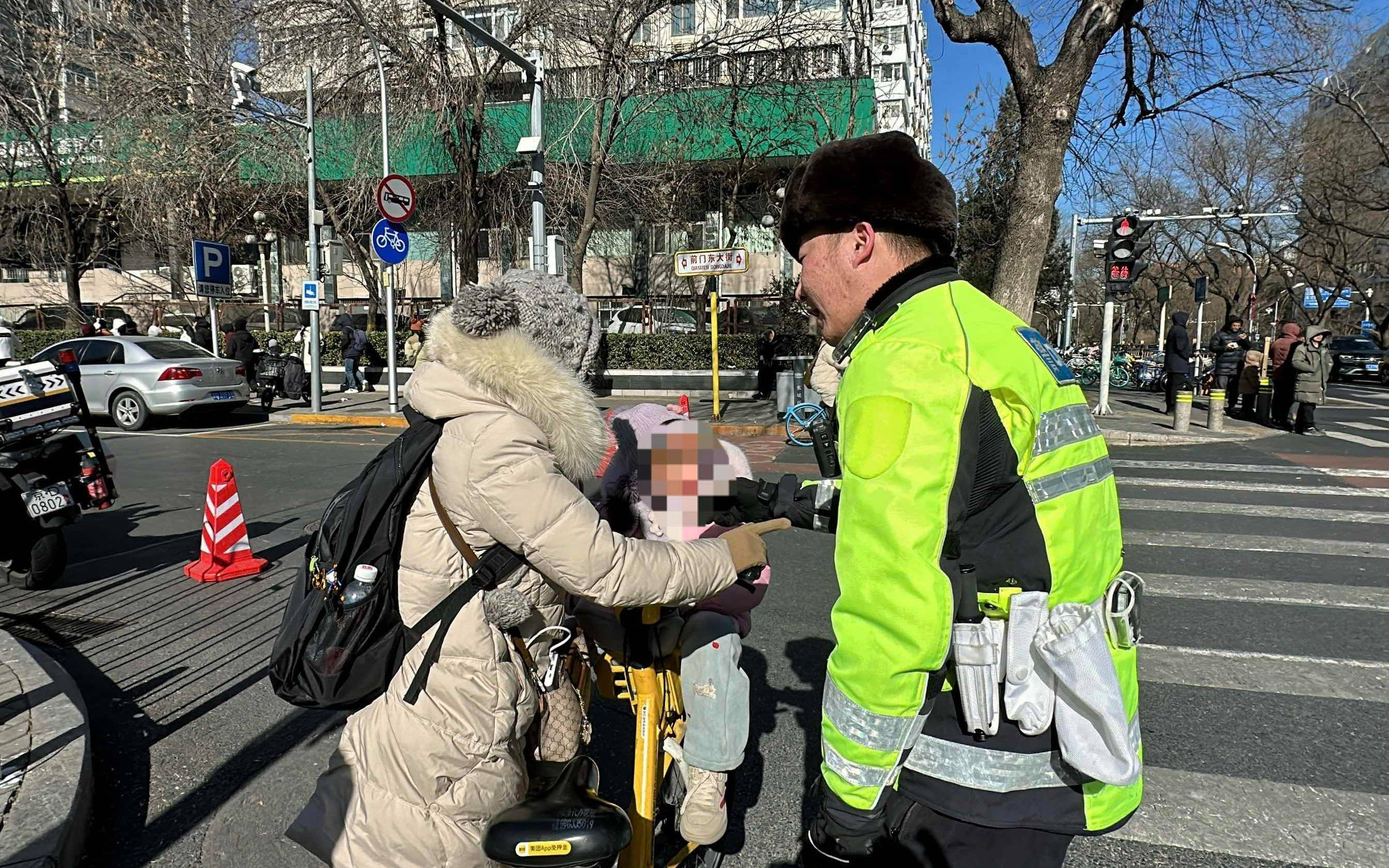 记者探访｜严寒大风中<strong></p>
<p>上海证券交易所网站</strong>，北京交警调整信号灯时长减少行人等待时间