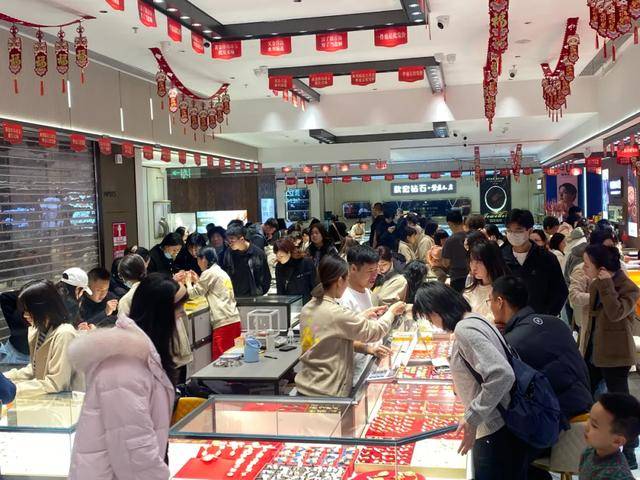 金价狂飙<strong></p>
<p>上海证券交易所网站</strong>，金店却现罕见一幕