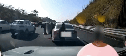 无牌车应急车道上撞飞小孩<strong></p>
<p>上海证券交易所网站</strong>，家属情绪激动殴打肇事者，广东交警证实：事发惠州路段，当地交警尚未回应