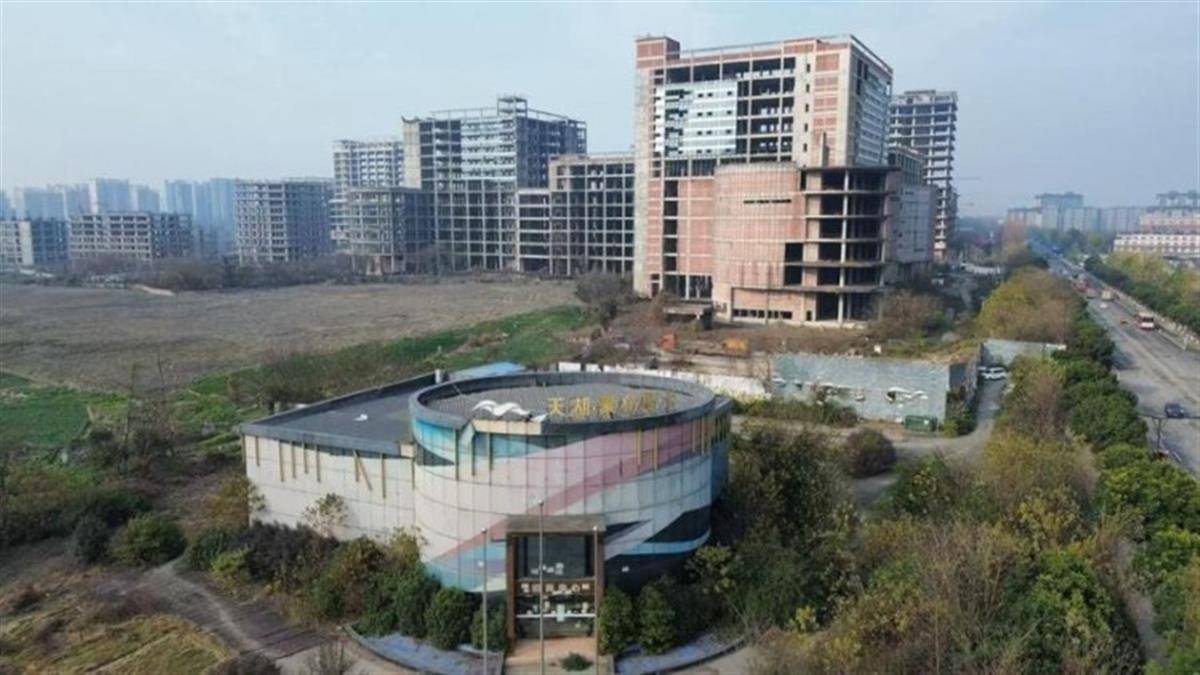 成都烂尾10年的重点项目即将拍卖<strong></p>
<p>金融证券</strong>，起拍价近28亿元，法院此前判其“具有挽救价值”