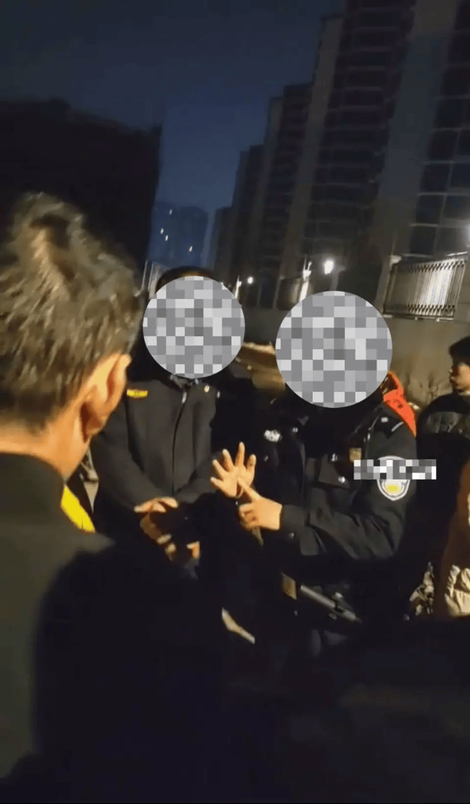 城管凌晨撬门运走搅拌机<strong></p>
<p>金融证券</strong>？执法不能图省事