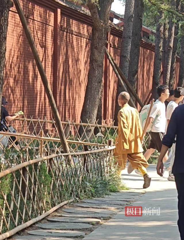 印乐方丈管理下的白马寺：僧人顶着高温种地<strong></p>
<p>DOT交易app</strong>，义工称寺里秉承农禅并重