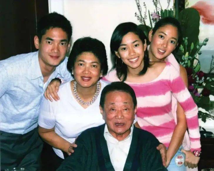 “打败”两个哥哥<strong></p>
<p>波卡币交易app</strong>，48岁首富女儿上位