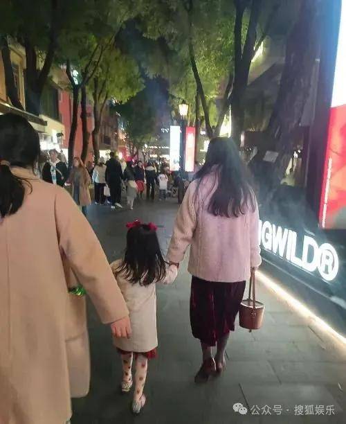 离婚三年又被拍到亲密逛超市<strong></p>
<p>币安币交易app</strong>，他俩这是纯带娃还是真复合了？