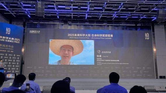 得知获奖时<strong></p>
<p>币安币交易app</strong>，这位“恐龙院士”还戴着草帽在元谋田野科考