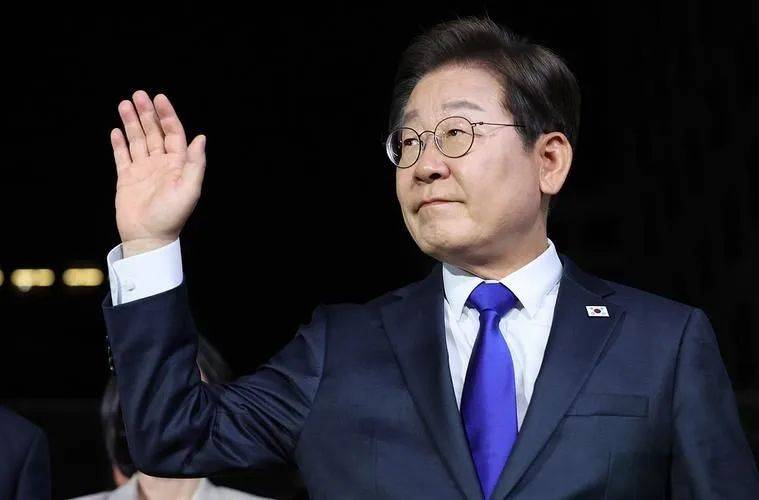 李在明确定不出席中国阅兵了？中方接到一通电话<strong></p>
<p>BCH交易app</strong>，我外长打开天窗说亮话，对外释放信息量大