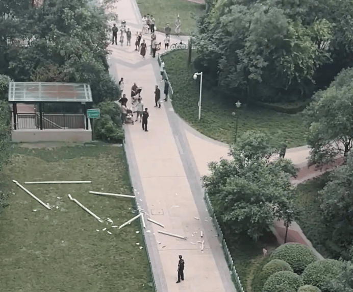西安通报“水管高空坠落砸中婴儿车”：疑因大风吹落导致<strong></p>
<p>BCH交易app</strong>，受伤婴儿仍在救治中