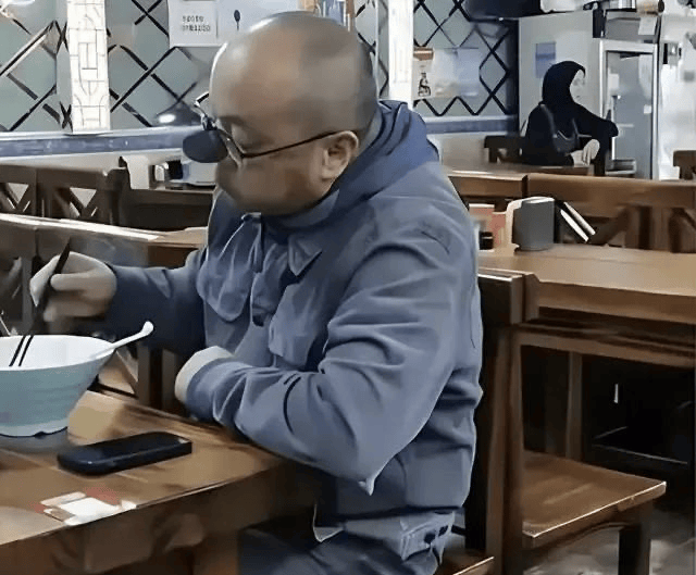 考古｜56岁窦唯剃光头胡子拉碴隐居阿那亚<strong></p>
<p>LTC交易app</strong>，“飘逸仙人”终于活成自己想要的模样？
