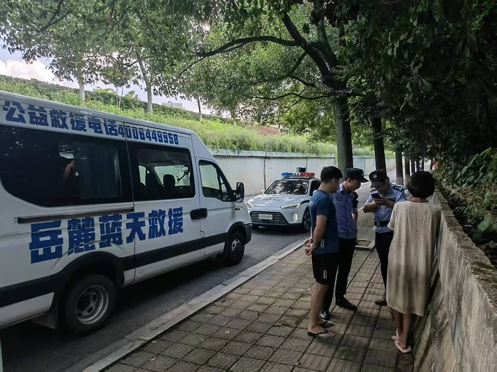 浑身脏兮兮借厕所还开冰箱门<strong></p>
<p>莱特币交易app</strong>，年轻女孩未带手机称要去云南，长沙岳麓蓝天联合警方救助