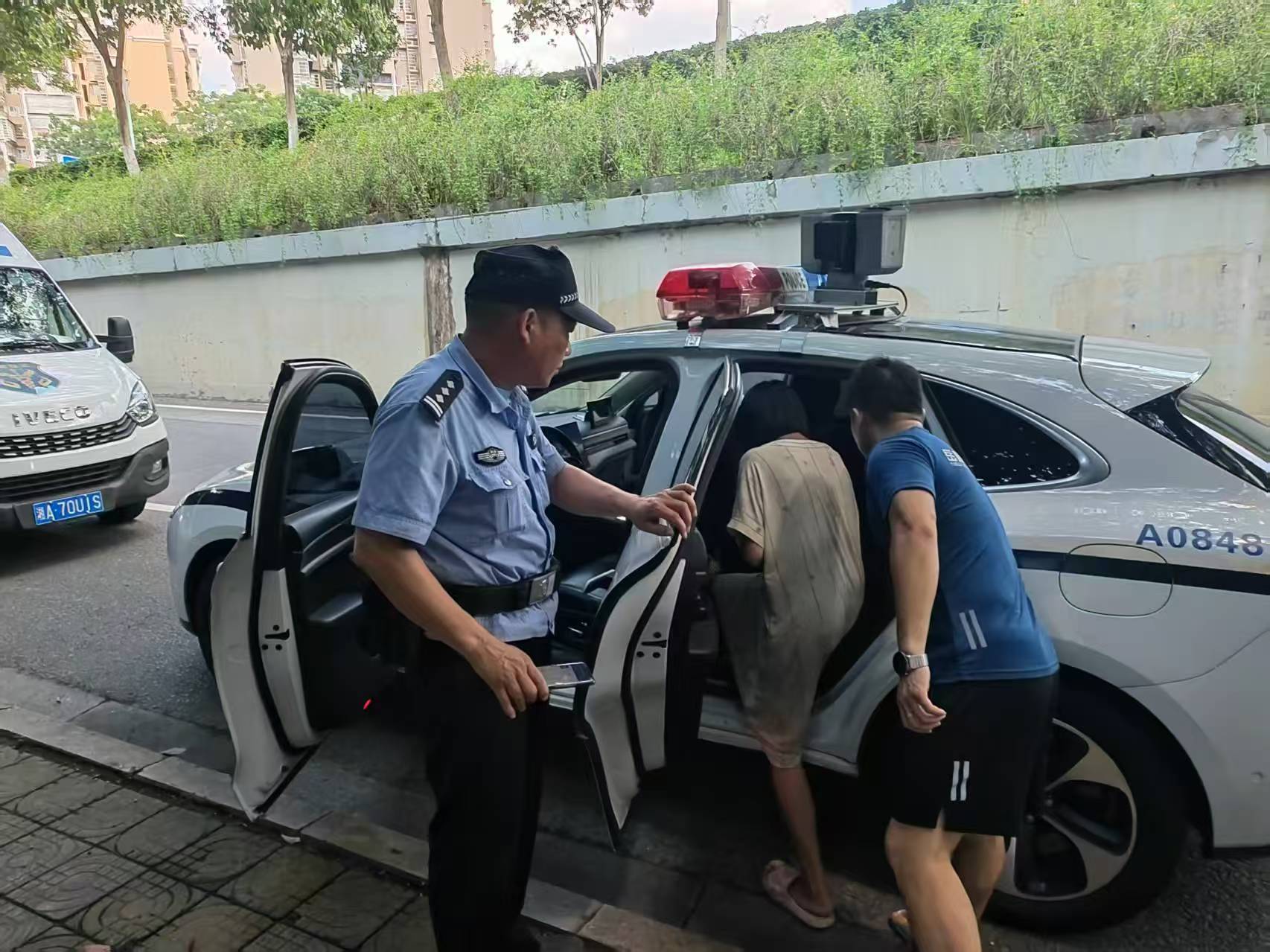 浑身脏兮兮借厕所还开冰箱门<strong></p>
<p>莱特币交易app</strong>，年轻女孩未带手机称要去云南，长沙岳麓蓝天联合警方救助