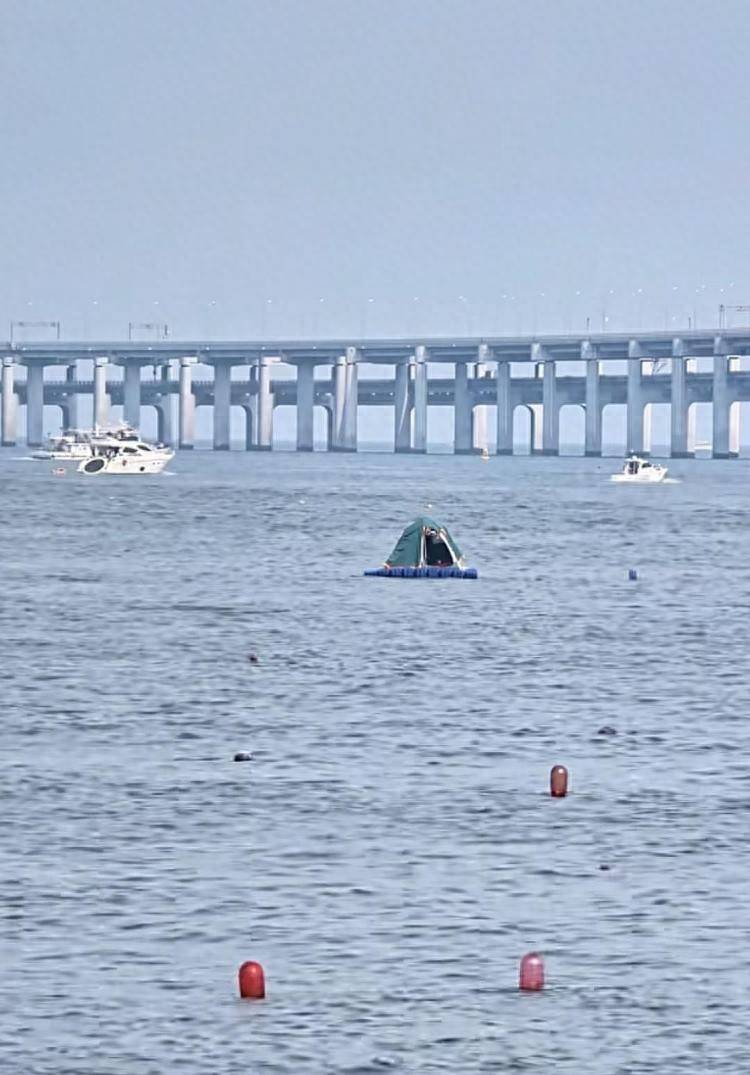 游客在海面搭建移动帐篷露营<strong></p>
<p>莱特币交易app</strong>，大连海警：不违规，但需注意安全