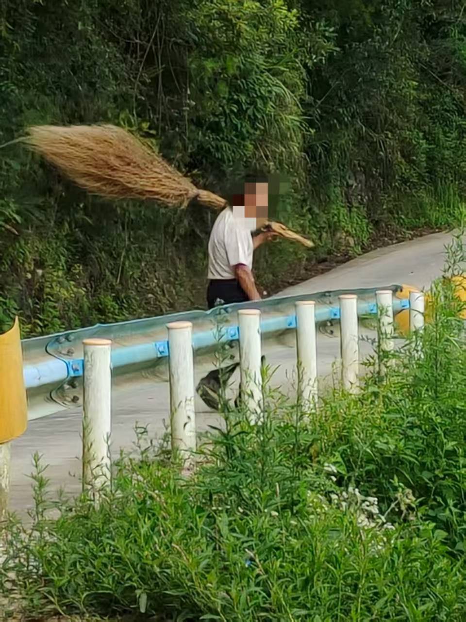 贵州老伯捡到00后村官丢弃旧照<strong></p>
<p>比特币交易app</strong>，误以为重要资料怀揣一月等送还，当事人：超感动
