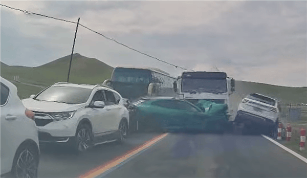 水泥罐车疑失控连撞对向多车<strong></p>
<p>比特币交易app</strong>，小米YU7被正面撞击受损严重，车主拍下现场：小米保了我的命