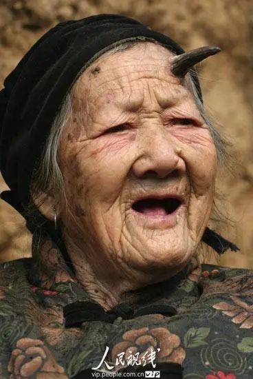 太狠了！98岁阿婆拿起剪刀<strong></p>
<p>火币交易平台</strong>，对准自已一刀下去…后果很严重！