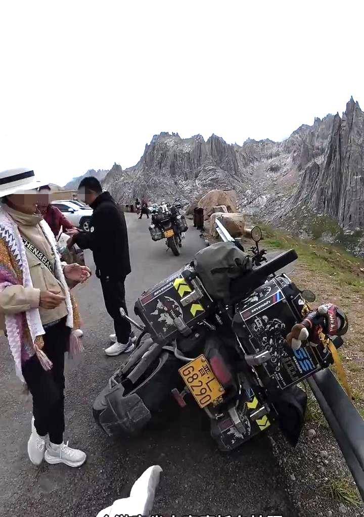 大妈私坐价值20万摩托拍照却将车弄翻<strong></p>
<p>OKEx交易平台</strong>，赔1000元后拉黑车主，4S店：修好约需2万元