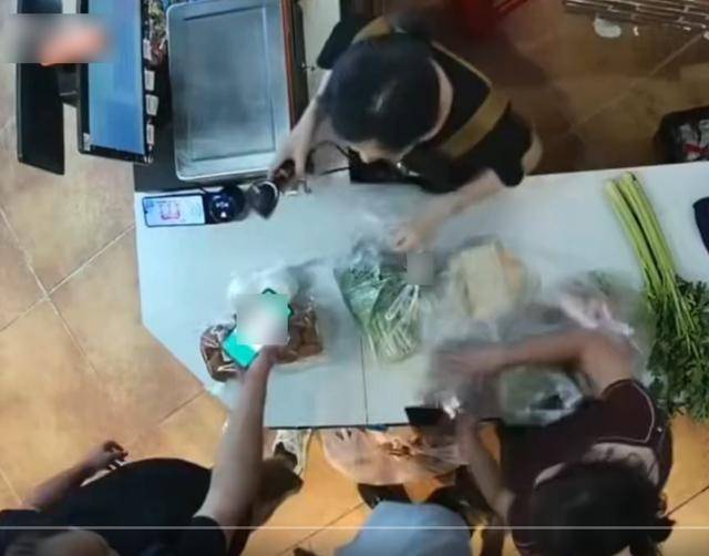 湖北13岁男孩超市制止插队遭男子猛踹<strong></p>
<p>抹茶交易平台</strong>，母亲回应