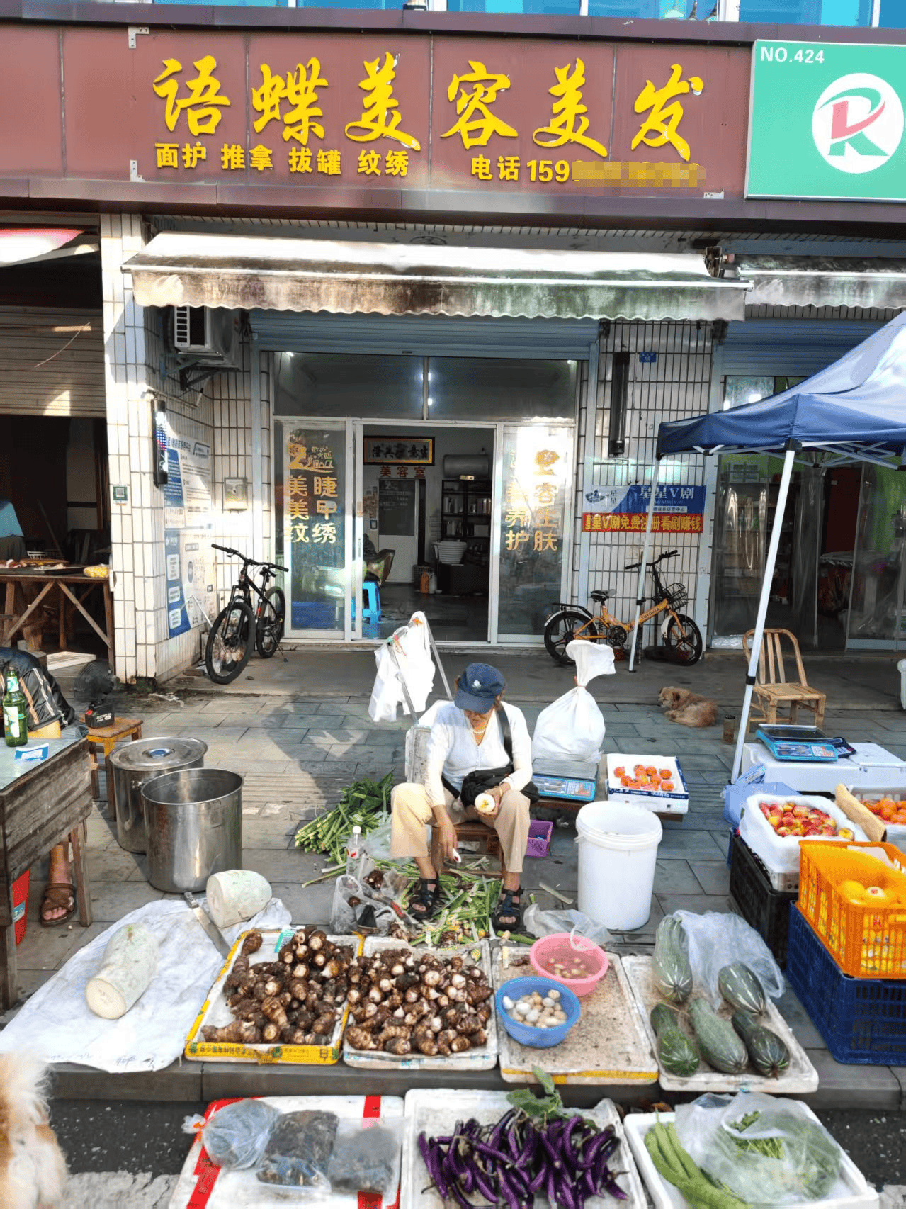 浙江一店主允许大妈门口摆摊<strong></p>
<p>瑞波币交易平台</strong>，时常被大妈“投喂”蔬果：每次收摊时，都打扫得干干净净