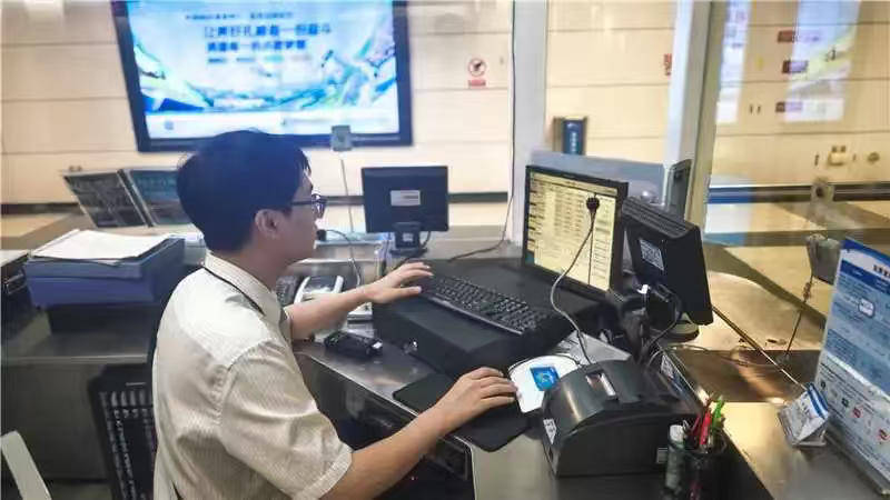 一根牙签“抢”回25万元！一老年乘客手机被“黑”<strong></p>
<p>DOT交易平台</strong>，地铁值班站长紧急取卡