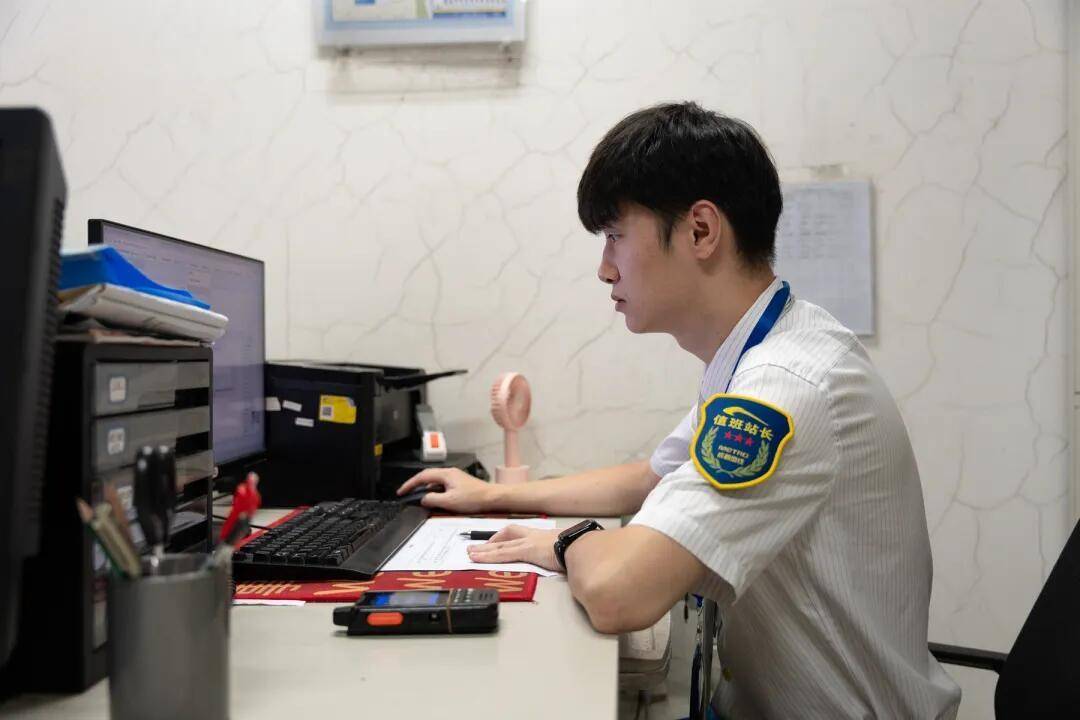 一根牙签“抢”回25万元！一老年乘客手机被“黑”<strong></p>
<p>DOT交易平台</strong>，地铁值班站长紧急取卡