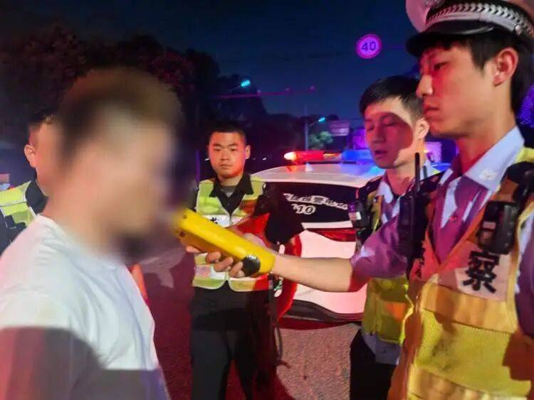 衣服都换了<strong></p>
<p>艾达币交易平台</strong>，却忘了换鞋子！上海警方：王某已被采取刑事强制措施