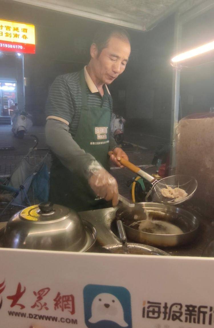 揭秘“鸡排哥”和“鸡排家族”：没火前他免费教亲戚炸鸡摆摊<strong></p>
<p>BCH交易平台</strong>，走红后亲戚都来帮忙打下手
