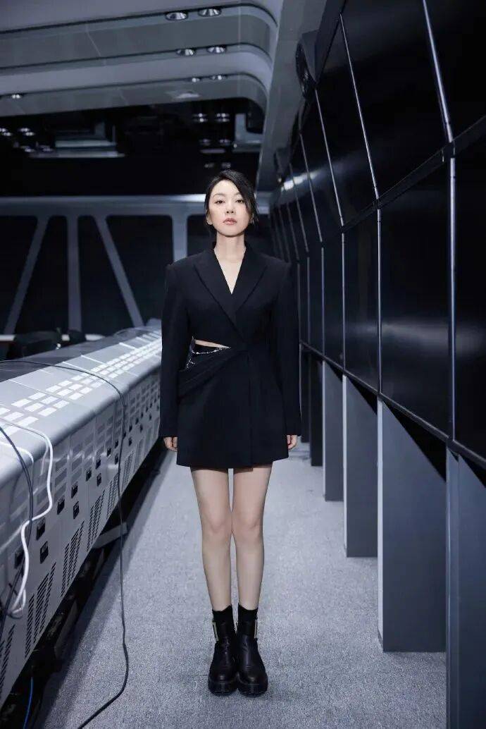 闫妮微醺式演唱再上热搜！35岁爆红后速成大满贯视后<strong></p>
<p>比特现金交易平台</strong>，她是松弛美学的代言人