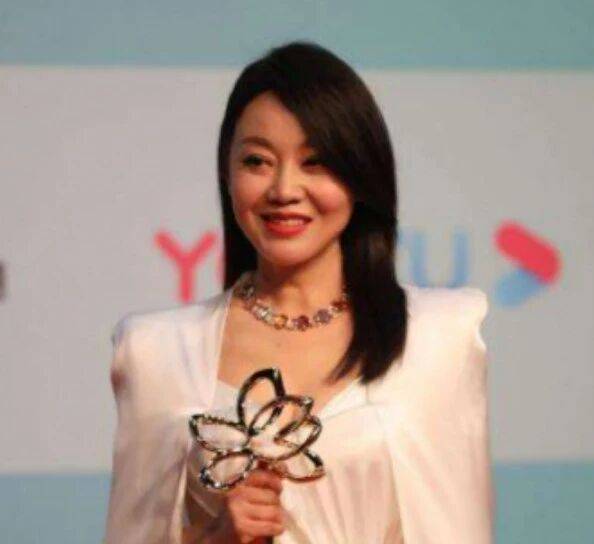 闫妮微醺式演唱再上热搜！35岁爆红后速成大满贯视后<strong></p>
<p>比特现金交易平台</strong>，她是松弛美学的代言人