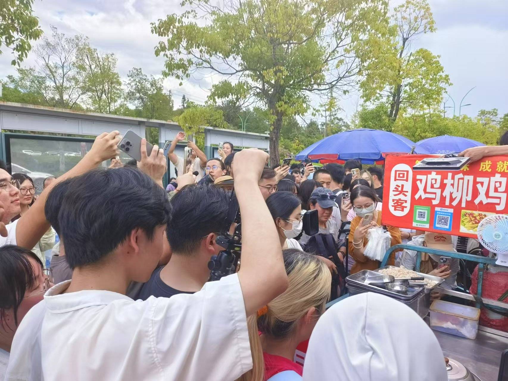 景德镇“鸡排哥”回应只睡四小时：顾客雨中排队<strong></p>
<p>比特现金交易平台</strong>，我根本不能算累