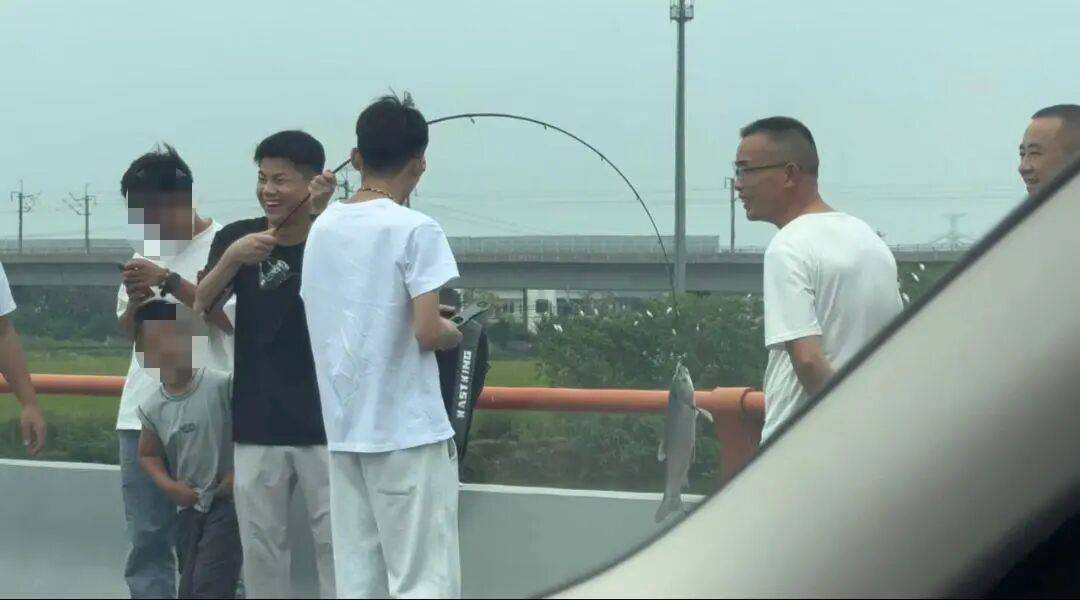 男子高速遇堵车下车钓鱼<strong></p>
<p>LTC交易平台</strong>，首竿即中！开怀大笑：“鱼送路人了”