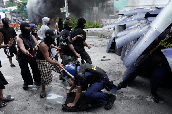 总统府前被烧成火海<strong></p>
<p>LTC交易平台</strong>，总统却下落不明！菲律宾一夜变天，20城全乱了