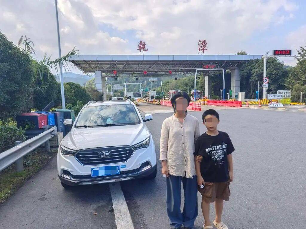 小男孩独自在高速上奔跑<strong></p>
<p>BSV交易平台</strong>，过往车辆纷避让，家长下车方便时娃丢了