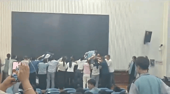 家长跪地被学生轮流踩踏<strong></p>
<p>区块链挖矿交易平台</strong>，校方凌晨道歉