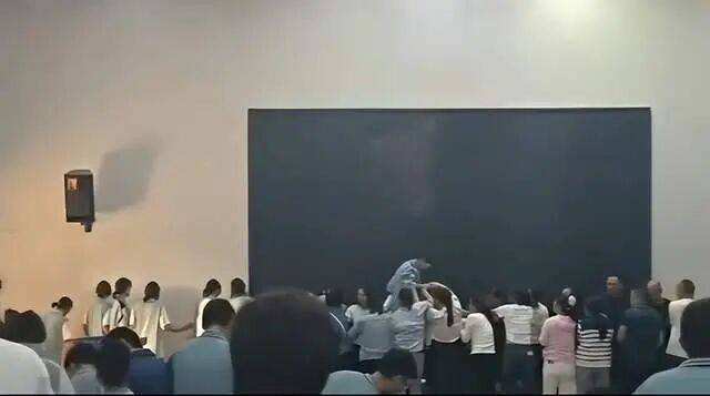 家长们跪成一排<strong></p>
<p>区块链挖矿交易平台</strong>，学生蒙眼从背上踩过？教育局回应河南一中学举办活动引热议：正调查处理