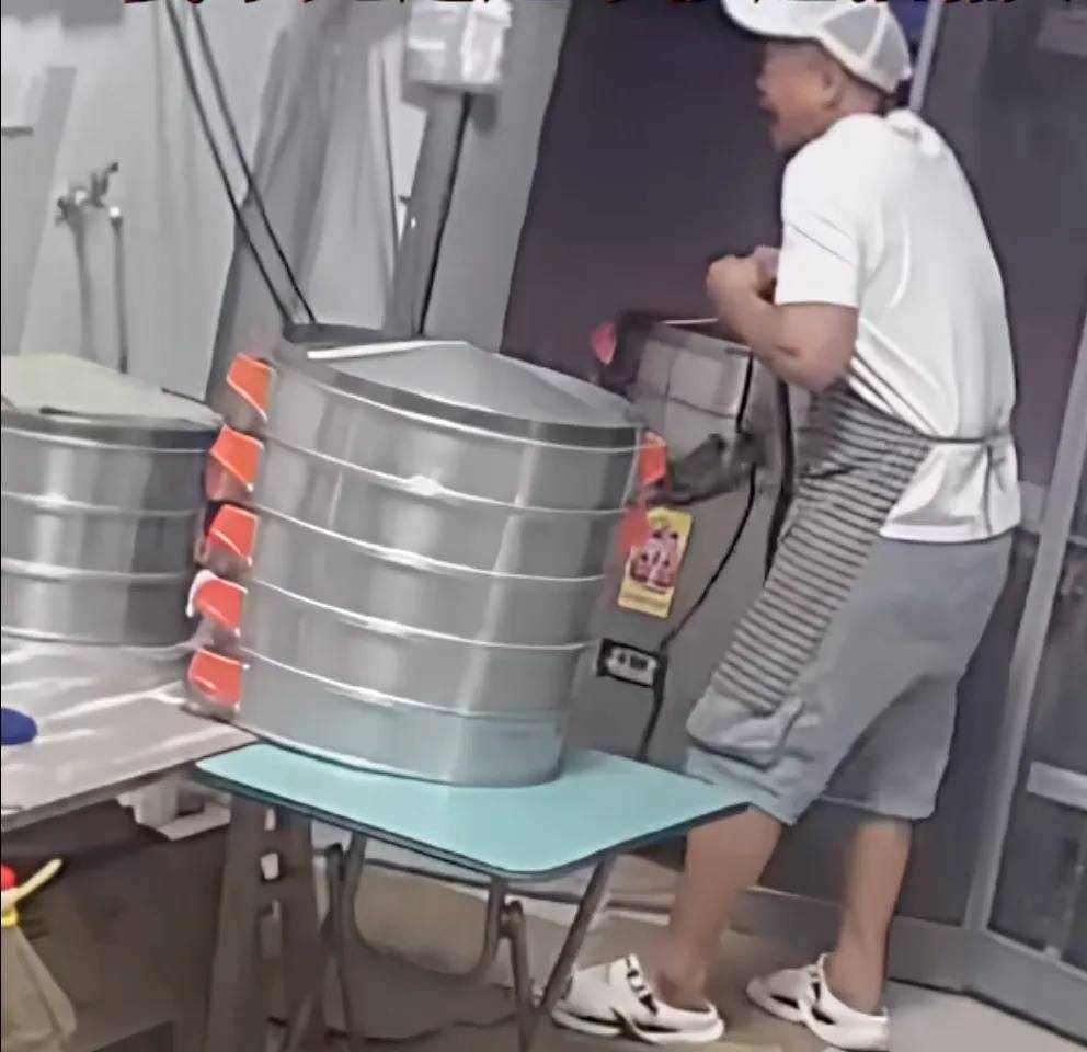 妻子抄起20斤油桶砸老公<strong></p>
<p>区块链挖矿交易平台</strong>，“晚10秒，后果不堪设想……”