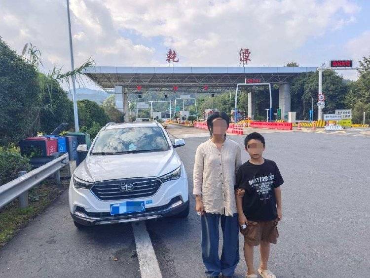 离谱！妈妈让儿子高速下车路边方便<strong></p>
<p>区块链挖矿交易平台</strong>，解决完后跟随车流跑回来找她
