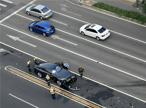 陈震谈劳斯莱斯车祸后续：对方为网约车<strong></p>
<p>区块链挖矿交易平台</strong>，已联系到伤者家属，会全力支付应该负担的赔偿